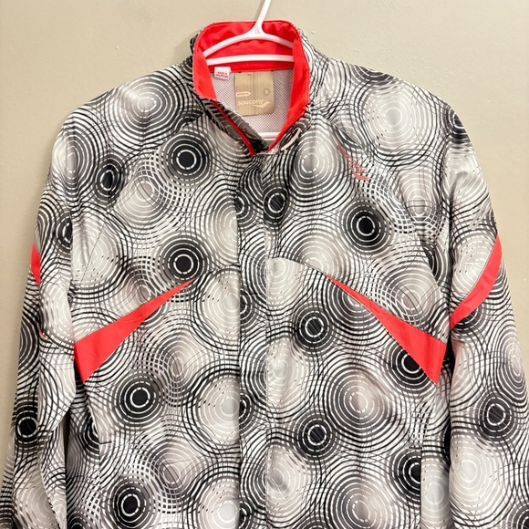Saucony Black & White Circular Print Running Jacket w Coral Accents – Size Small - Picture 3 of 15